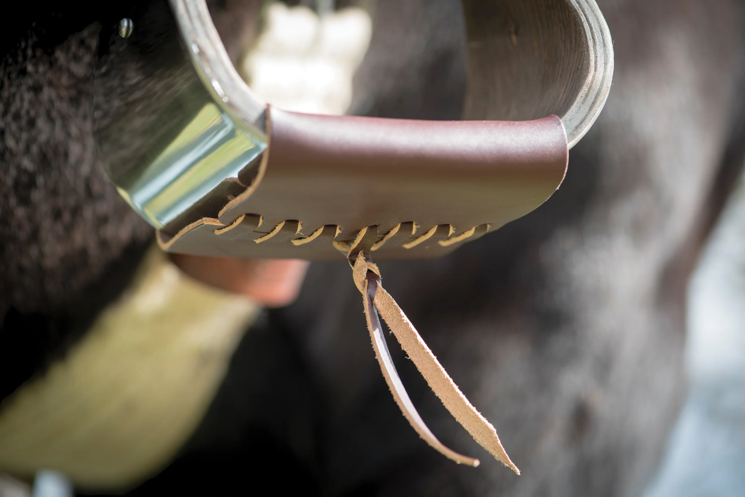 Metalab Open Range 3 1/4" Stainless Steel Covered Wooden Stirrups - Image 5